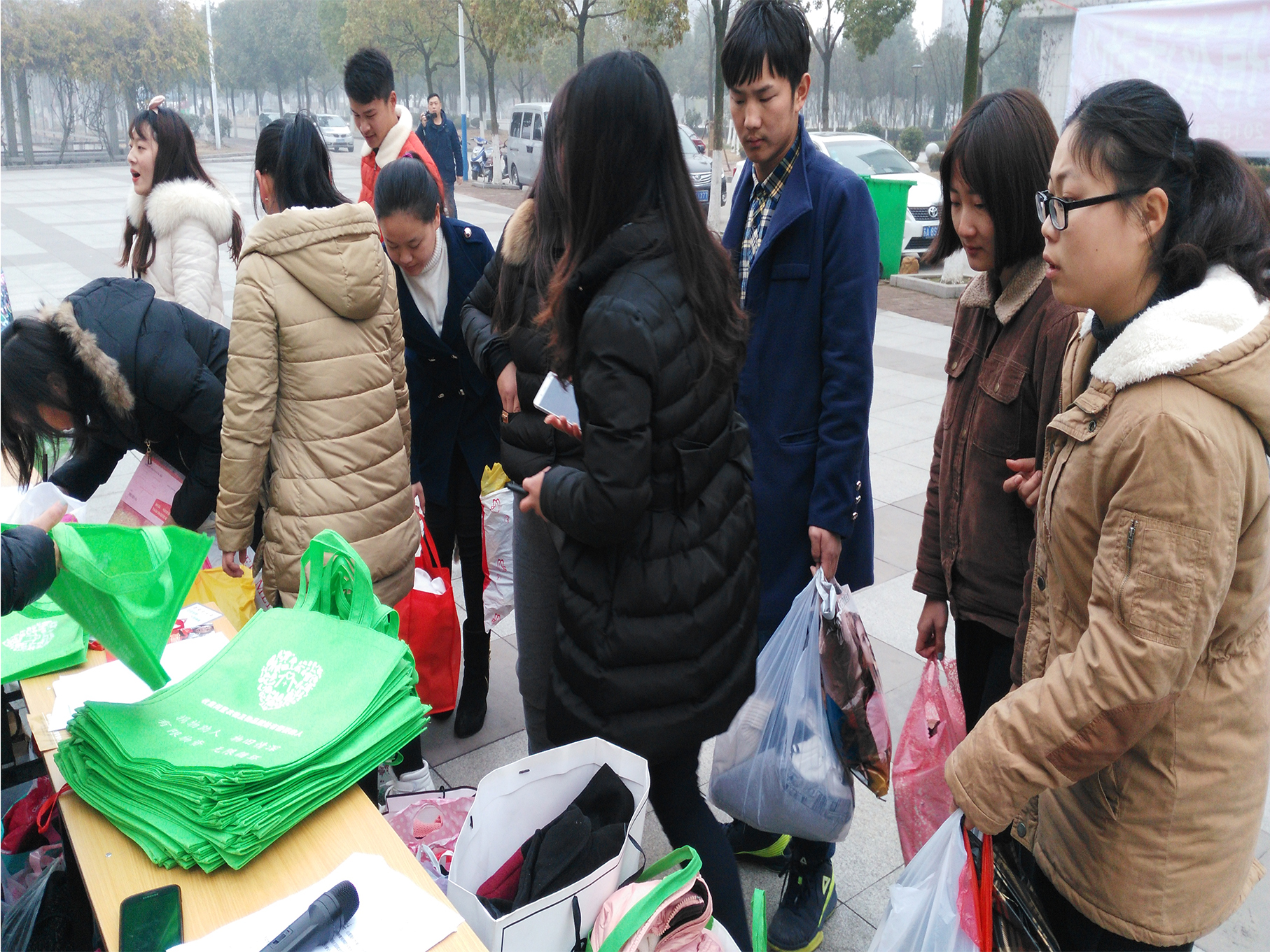 捐衣2.jpg 捐衣2.jpg